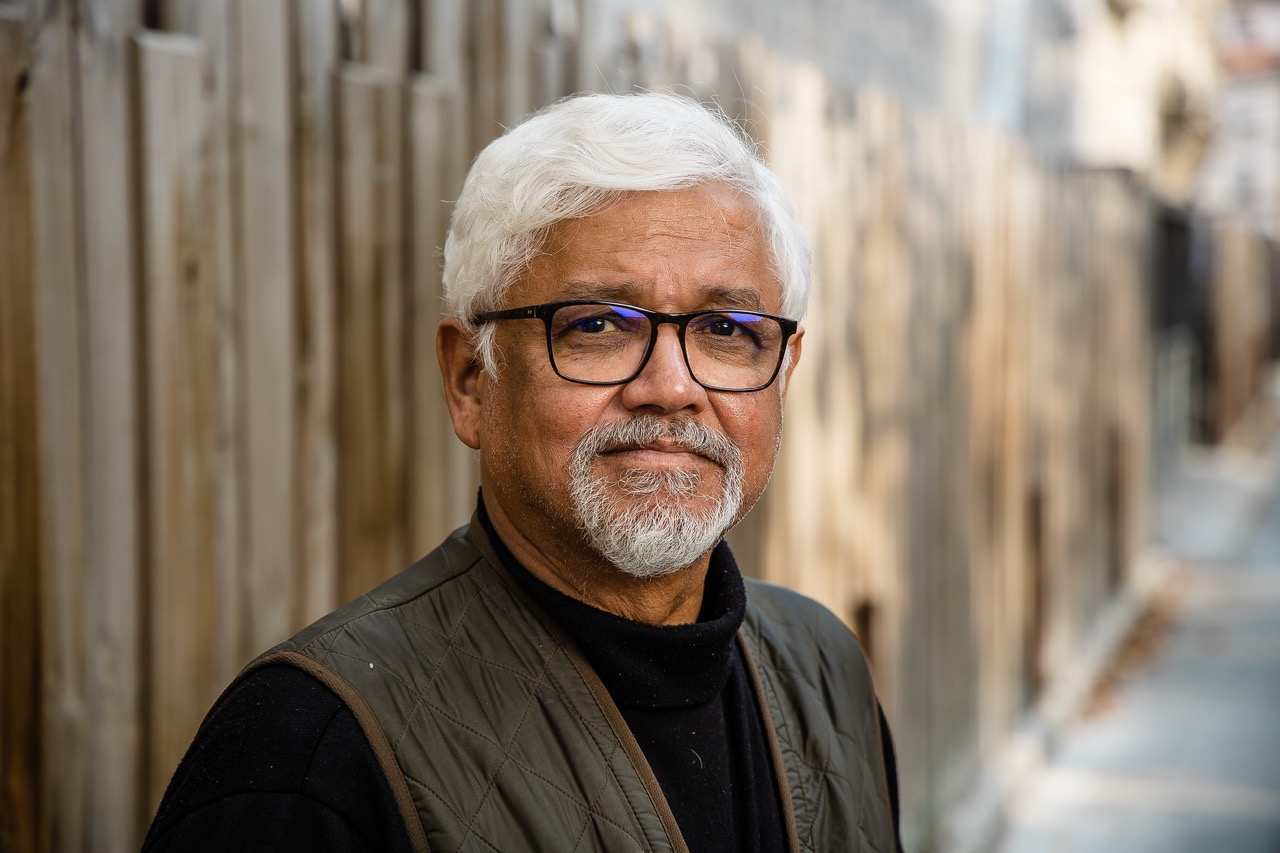 Portrait de l'auteur indien Amitav Ghosh. Paris, le 31 ao&ucirc;t 2021.